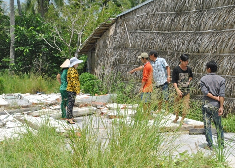 Hiện trường vụ tai nạn làm hai trẻ nhỏ chết và một bị thương.