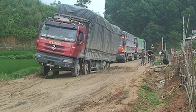 Xe quá tải cày nát QL279 Quang Bình – Hà Giang