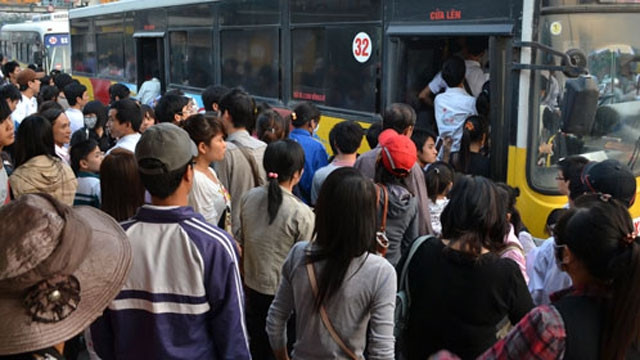 Xe buýt là nơi phụ nữ có nguy cơ cao bị quấy rối tình dục. (Ảnh minh họa).