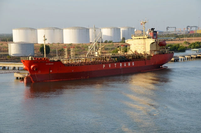 Tàu PVTrans Dragon tiếp nhận xăng RON 95 của Công ty TNHH Lọc hóa dầu Nghi Sơn.