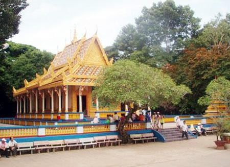 Du khách tham quan, vãn cảnh chùa Dơi.