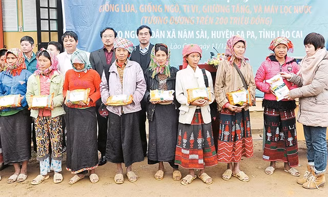 Đại diện Ngân hàng  LienVietpostBank, Quỹ tấm lòng Việt trao giống lúa, ngô cho người dân xã Nậm Sài, huyện Sa Pa, Lào Cai. Ảnh: Hải Thanh