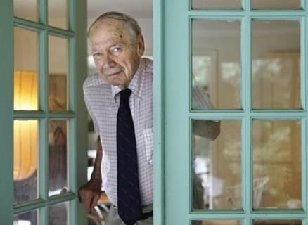 Nhà báo Stanley Karnow.