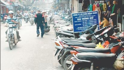 Ðiểm trông giữ xe máy trên phố Hàng Ngang (quận Hoàn Kiếm, Hà Nội). Ảnh: NGỌC MAI