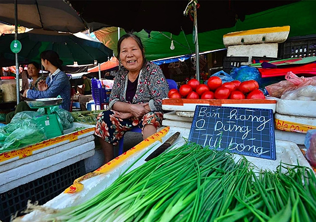 Một tiểu thương lâu năm tại Chợ Nhớn trưng bảng "Bán hàng không dùng túi bóng".