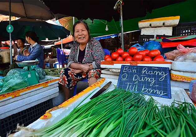 Một tiểu thương lâu năm tại Chợ Nhớn trưng bảng "Bán hàng không dùng túi bóng".