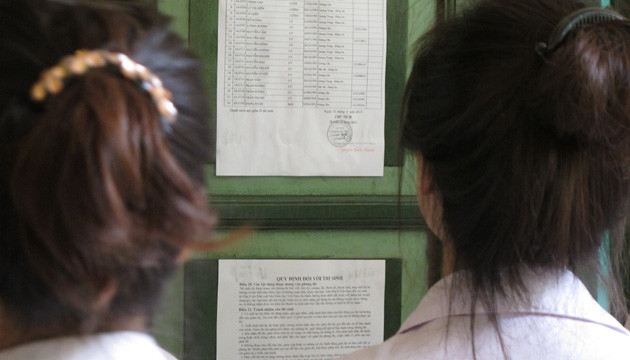 Xem số báo danh. (Ảnh: L.H)