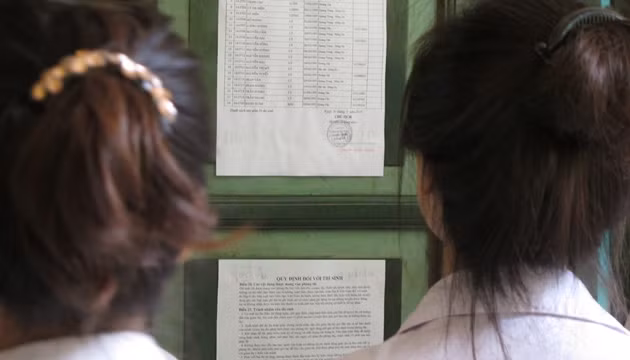 Xem số báo danh. (Ảnh: L.H)