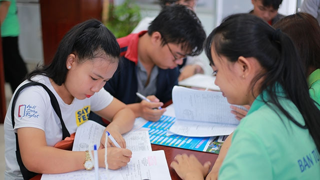 Thí sinh làm thủ tục xác nhận nhập học tại Trường ĐH Công nghiệp thực phẩm TP Hồ Chí Minh.