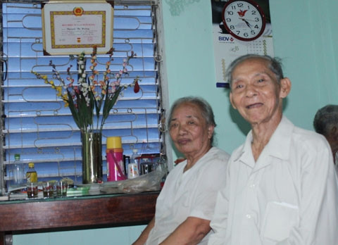 Sau bao nhiêu năm vất vả, mẹ Hường hạnh phúc bên chồng.