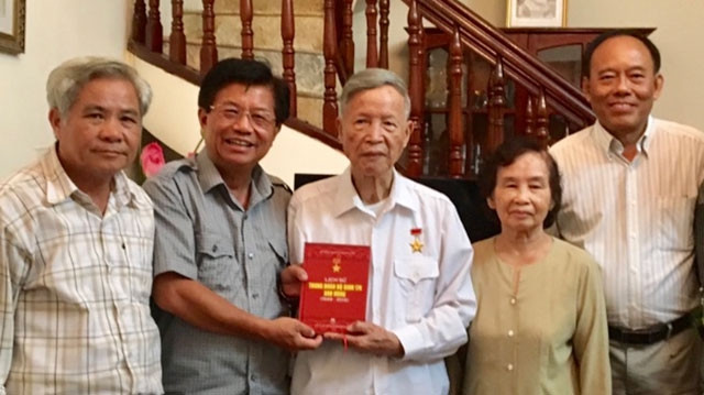 Tác giả tặng sách Lịch sử Trung đoàn 174 cho AHLLVT La Văn Cầu (phải) năm 2017.