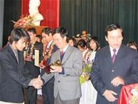 Bí thư thứ nhất TƯ Đoàn
trao Quả cầu vàng cho các
gương mặt xuất sắc.