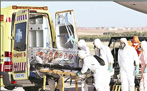 Người bệnh Tây Ban Nha nhiễm vi-rút E-bô-la ở Li-bê-ri-a được đưa về nước để chữa trị.