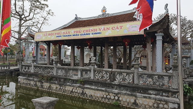 Đã có yêu cầu tháo dỡ từ giữa năm 2018, nhưng đến nay các bảng, biển tự ý đặt nội dung của phủ Vân Cát vẫn tồn tại ngang nhiên.