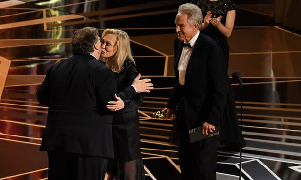 Guillermo Del Toro nhận giải Phim xuất sắc nhất.