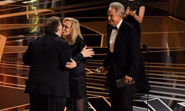 Guillermo Del Toro nhận giải Phim xuất sắc nhất.