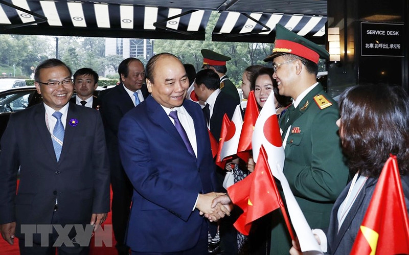 Cán bộ, nhân viên Đại sứ quán Việt Nam tại Nhật Bản đón Thủ tướng Nguyễn Xuân Phúc tại sân bay quốc tế Narita, Tokyo sáng 22-10. Ảnh: Thống Nhất/TTXVN.