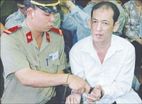 Thọ "đại uý" bị còng sau khi toà tuyên án.