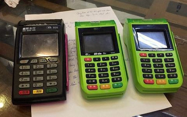 Những máy POS dùng để chuyển tiền trái phép bị lực lượng chức năng tịch thu.
