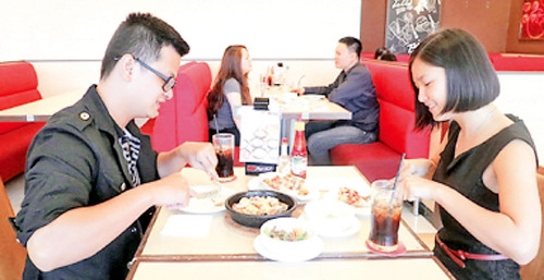 Cửa hàng đồ ăn nhanh Pizza Hut tại Trung tâm thương mại Vincom.