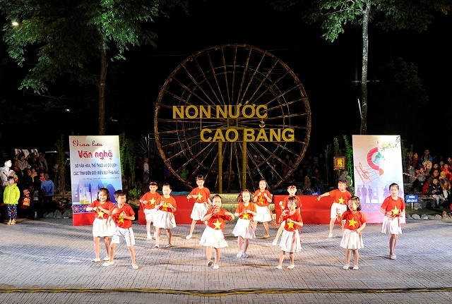 Tiết mục văn nghệ của các em thiếu nhi thành phố Cao Bằng.