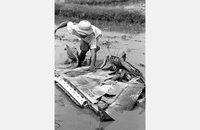 Xác một chiếc máy bay F111 bị bắn rơi. Ảnh: NGỌC QUÁN (TTXVN)