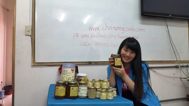 Trần Thị Mao với ước mơ tạo thương hiệu cho sản phẩm mật ong Tây Nguyên và tiêu thụ trên mạng.