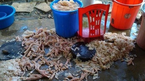 Hình ảnh sản xuất nem chua không bảo đảm ATTP tại cơ sở sản xuất nem chua Hoa Cải được khách chụp lại. 