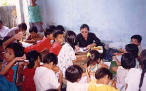 Một lớp học dành cho trẻ em nghèo.