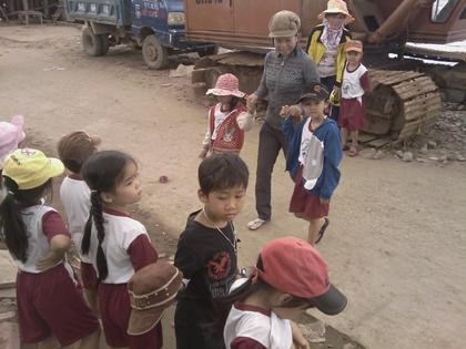 Hiệu trưởng Trường mẫu giáo xã Ðất Mũi, huyện Ngọc Hiển, tỉnh Cà Mau Nguyễn Thanh Thêm hướng dẫn các cháu tham gia giao 