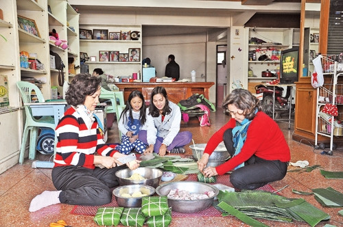 Gia đình ông Đào Trọng Lý gói bánh chưng Tết.