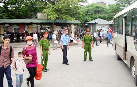 Lực lượng chức năng phối hợp cùng nhân viên tự quản bến xe phía nam tăng cường bảo đảm an ninh trật tự. Ảnh: BÁ CHIÊM
