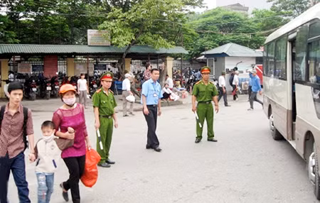 Lực lượng chức năng phối hợp cùng nhân viên tự quản bến xe phía nam tăng cường bảo đảm an ninh trật tự. Ảnh: BÁ CHIÊM