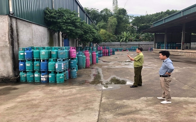 Nhiều vỏ bình gas mang các nhãn hiệu khác nhau tập kết tại xưởng của công ty.