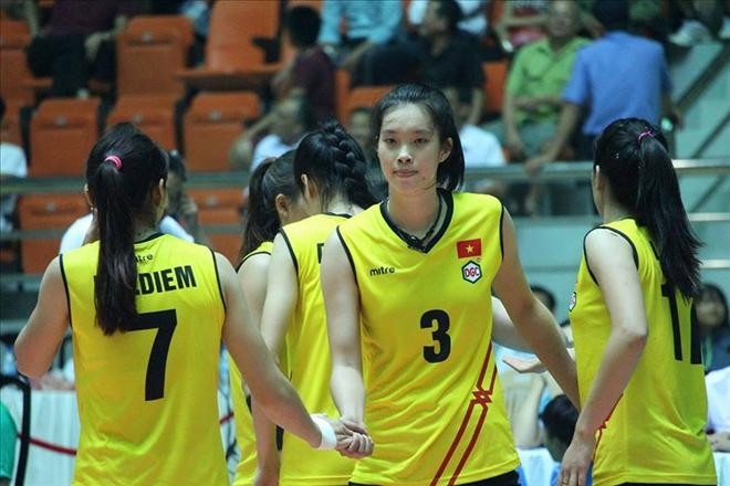 Chủ công Trần Thị Thanh Thúy (3) được HLV Hidehiro Irisawa và các thành viên trong đội tin tưởng trao tấm băng đội trưởng.