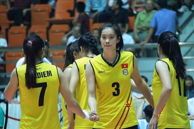 Chủ công Trần Thị Thanh Thúy (3) được HLV Hidehiro Irisawa và các thành viên trong đội tin tưởng trao tấm băng đội trưởng.