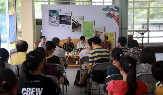 Đông đảo độc giả đến dự buổi ra mắt bộ sách.