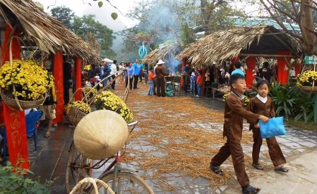 Nhiều du khách thập phương và người dân địa phương tham gia chợ Tết tại Phong Nha.