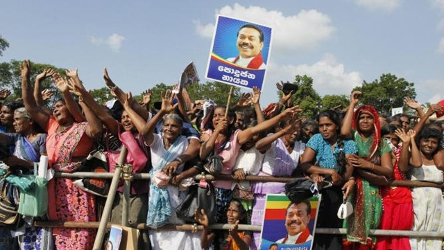 Cử tri ủng hộ Tổng thống Ra-gia-pắc-xê. Ảnh AP