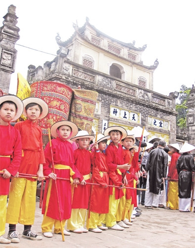 Trẻ em làng Phù Đổng tham gia lễ hội Thánh Gióng.