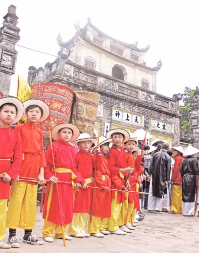 Trẻ em làng Phù Đổng tham gia lễ hội Thánh Gióng.