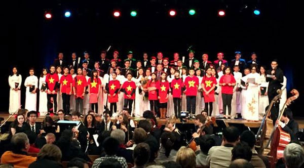 CD "Tổ quốc yêu thương" đến với cộng đồng người Việt tại Pháp 