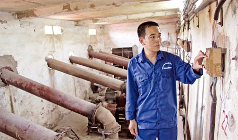 Công nhân vận hành trạm bơm Bộ Đầu, huyện Thường Tín.