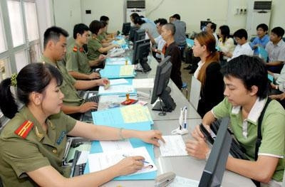 Cán bộ Phòng Quản lý xuất, nhập cảnh Công an TP Hồ Chí Minh hướng dẫn người dân làm hộ chiếu.  Ảnh: ÐỨC TRÍ