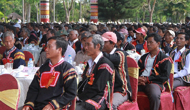 Các đại biểu già làng, trưởng thôn tiêu biểu tỉnh Gia Lai tham dự lễ biểu dương.