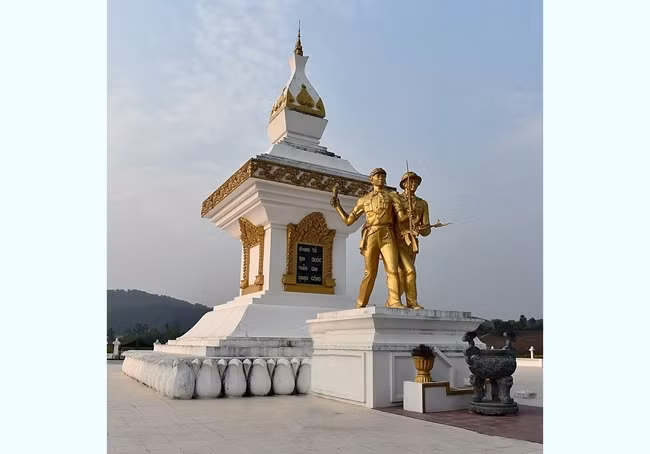Đài tưởng niệm Tình đoàn kết liên minh chiến đấu Việt Nam - Lào tại tỉnh Xiêng Khoảng.