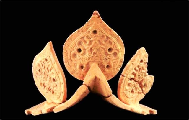 Ngói lợp mái kiến trúc cung điện thời Trần khai quật tại hành cung Lỗ Giang, tỉnh Thái Bình.