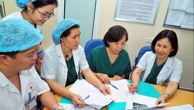 Các bác sĩ Trung tâm CĐTS & SS, BVPSHN trong một buổi hội chẩn.