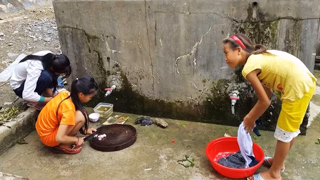 Các em học sinh nữ tự giặt giũ, thổi cơm.