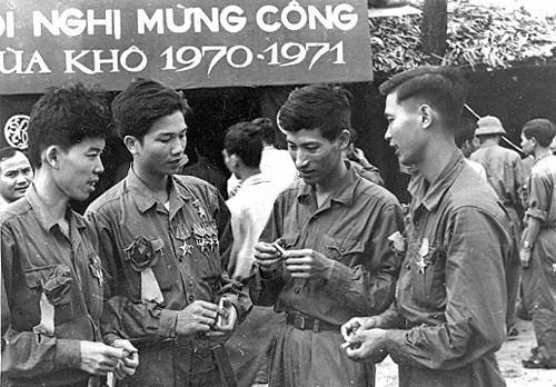 Nhà thơ Phạm Tiến Duật (thứ ba từ trái sang) tại Trường Sơn mùa khô 1970 - 1971. Ảnh tư liệu do gia đình cung cấp